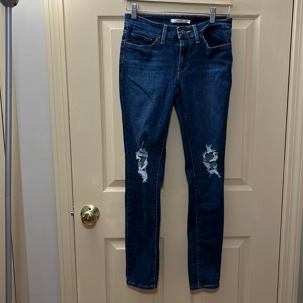 LAST CHANCE CLEARANCE! Levi’s 711 skinny medium blue wash distressed jean, sz 27
